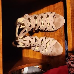 Pale pinkbeige Vince Camuto heeled sandles